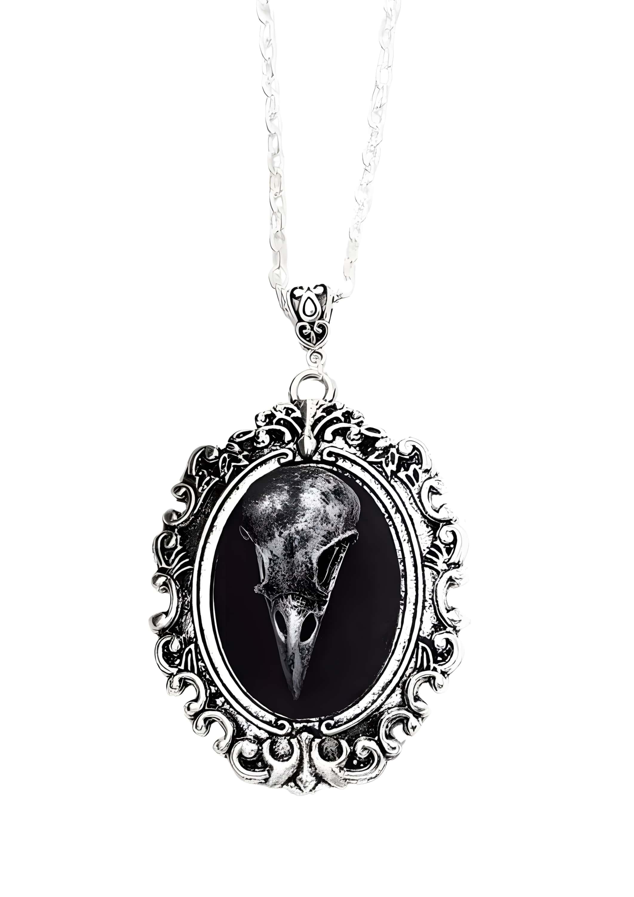 Silberne gothic crow skull halskette mit raven schädel design vor schwarzem hintergrund